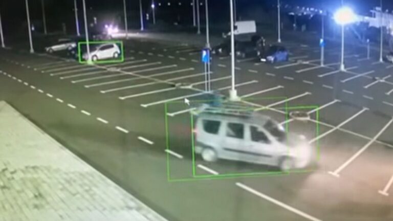 VIDEO | Gestul inconștient al unor tineri din Bacău. S-au plimbat cu maşina în parcarea unui centru comercial în timp ce unul dintre ei era pe cupola vehiculului