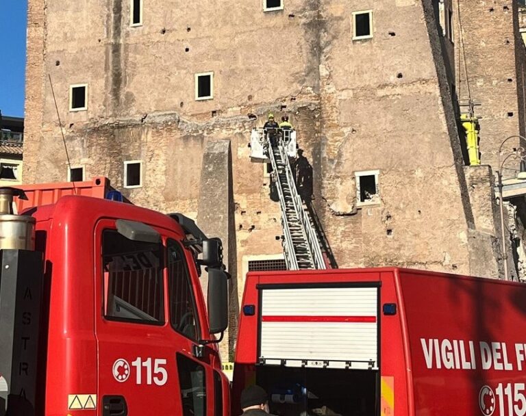 Muncitorul român care a rămas blocat după prăbuşirea unei părţi a unui turn medieval din centrul Romei a murit