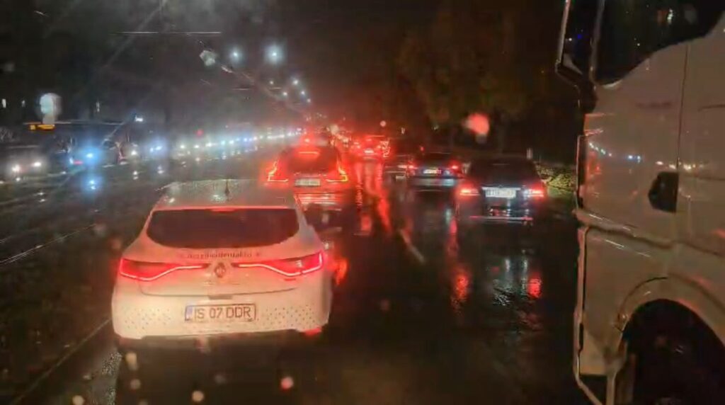  VIDEO EXCLUSIV | Cum pierd pompierii ieșeni secunde prețioase înghesuiți în trafic. Blocaj total în Metalurgie, care poate duce la vieți pierdute