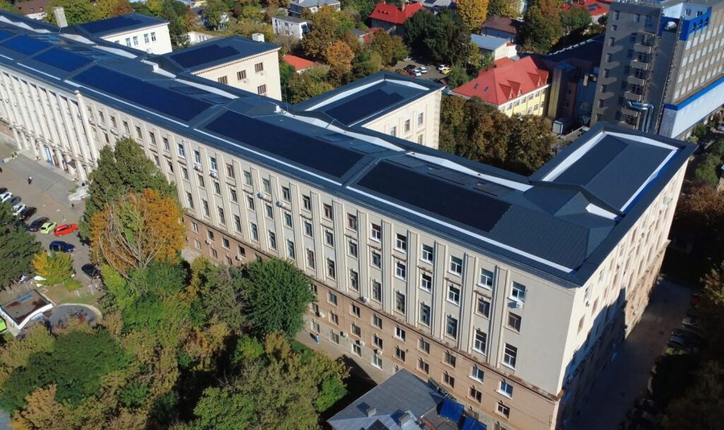  UAIC a pus în siguranță fațada Corpului B, una dintre cele mai frecventate clădiri ale campusului. Lucrările s-au impus după evenimentul din 2023