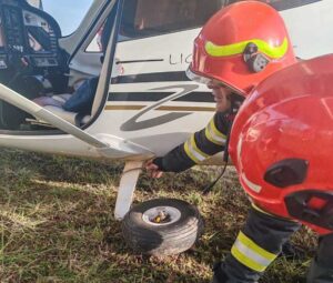 Neamţ: Un avion doar cu pilot a reuşit să aterizeze în siguranţă după ce a avut defecţiuni la roata din spate