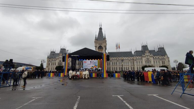 LIVE-VIDEO Ziua Națională, la Iași – Câteva mii de oameni în fața Palatului Culturii