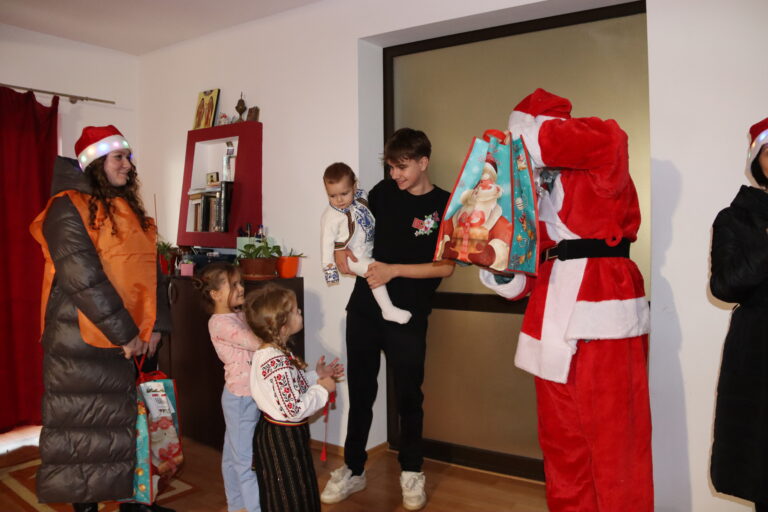 Campania „Scrisori către Moș Crăciun” a adus bucurie copiilor din familii numeroase din Moldova
