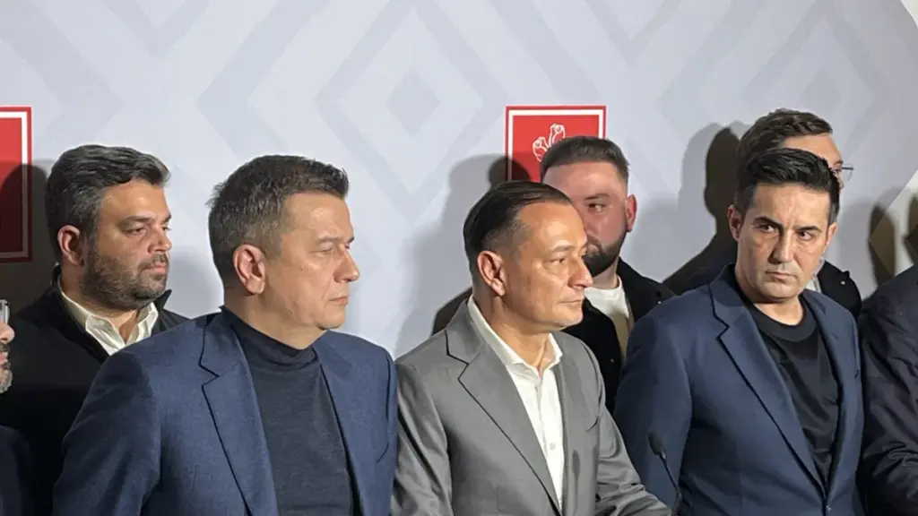  Grindeanu și Manda calmează parlamentarii PSD: partidul rămâne la guvernare, mai sunt bani din PNRR de cheltuit – surse