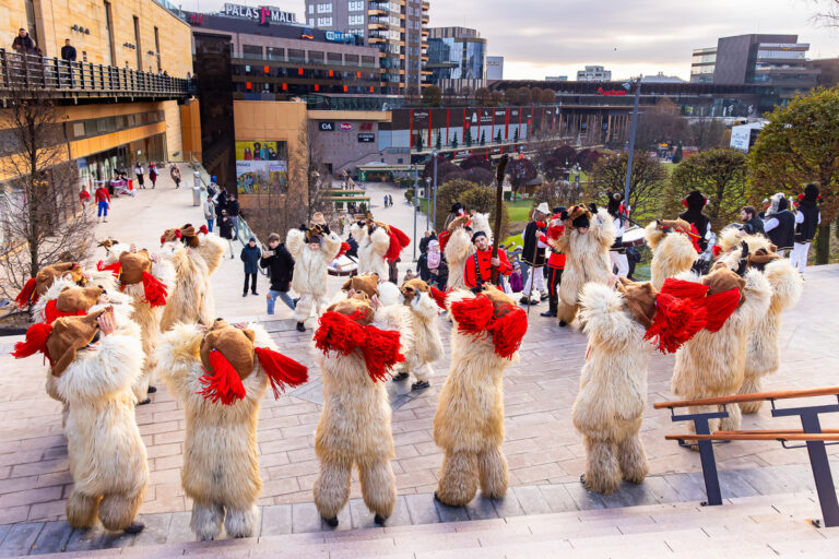 Tradiții, colinde și obiceiuri autentice în parcul Palas, la Festivalul „Datini și obiceiuri de iarnă”