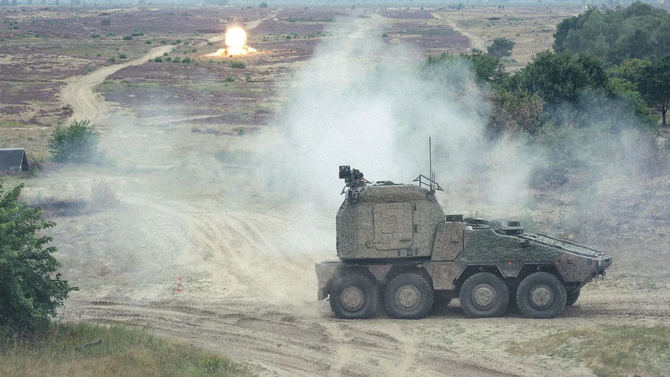 Germania și Regatul Unit au semnat un contract de 61 de milioane de euro pentru sistemele de artilerie RCH 155