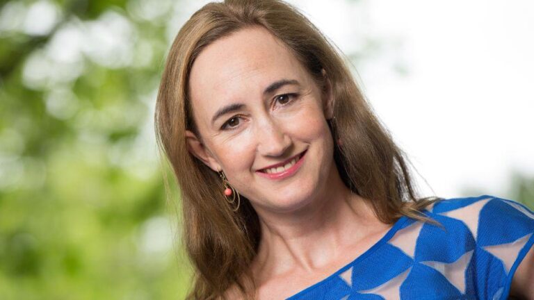 Scriitoarea britanică Sophie Kinsella, autoarea seriei bestseller „Shopaholic”, a murit la vârsta de 55 de ani