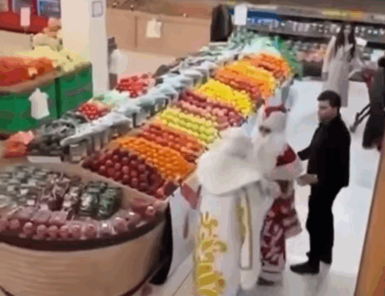 Încăierare în spiritul sărbătorilor: doi „moși” au făcut scandal la supermarket VIDEO
