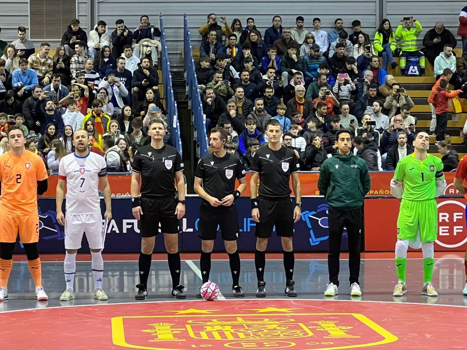 Doi arbitri ieșeni vor împărți dreptatea într-un meci din optimile Champions League