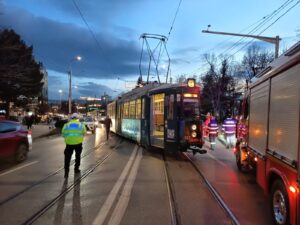 FOTO/VIDEO Tramvai deraiat pe strada Palat: două mașini acroșate