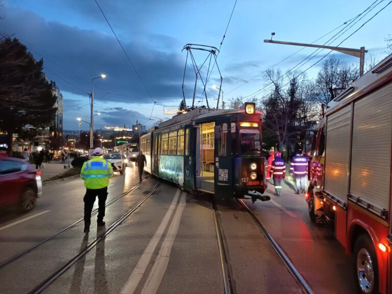 FOTO/VIDEO Tramvai deraiat pe strada Palat: două mașini acroșate