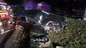 FOTO Un BMW a fost implicat într-un accident în Bucium, șoferul a ajuns la spital