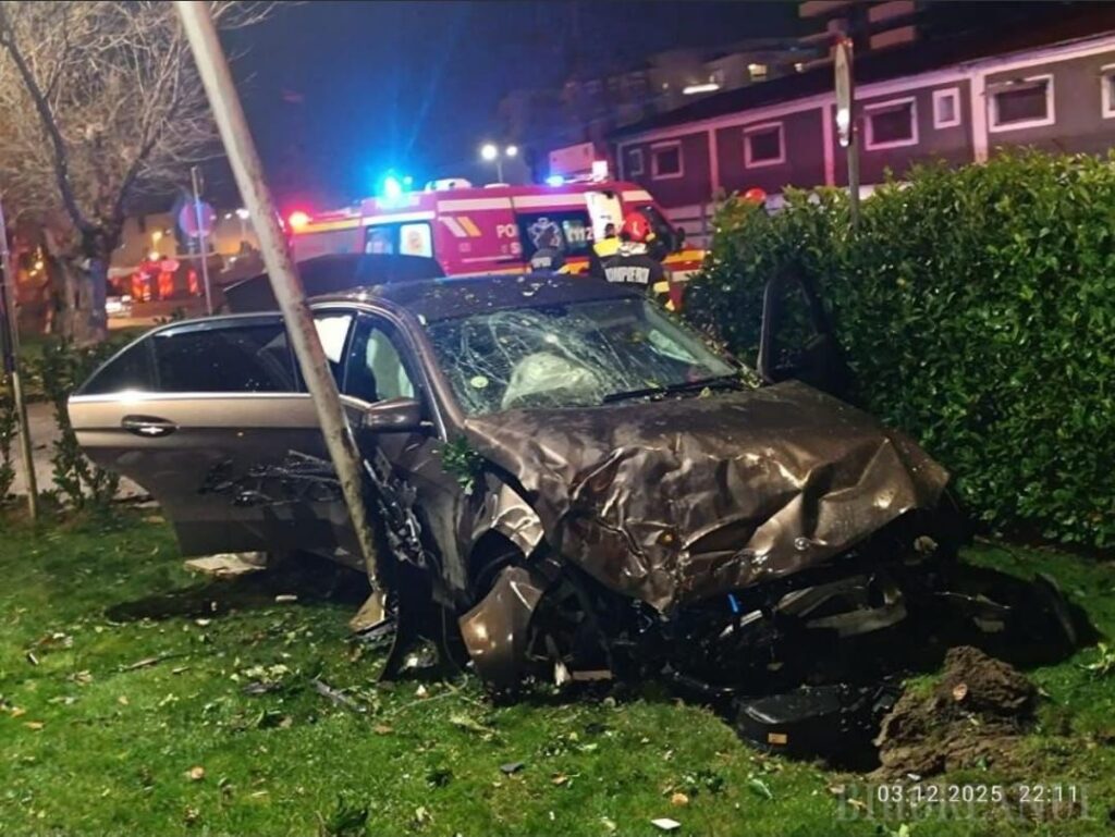  O mașină a zburat peste un giratoriu direct în stația GPL. Șoferul a leșinat cu piciorul pe accelerație VIDEO