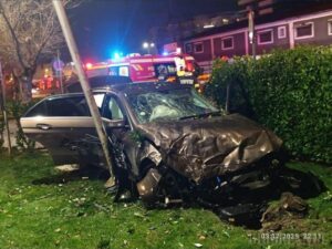 O mașină a zburat peste un giratoriu direct în stația GPL. Șoferul a leșinat cu piciorul pe accelerație VIDEO