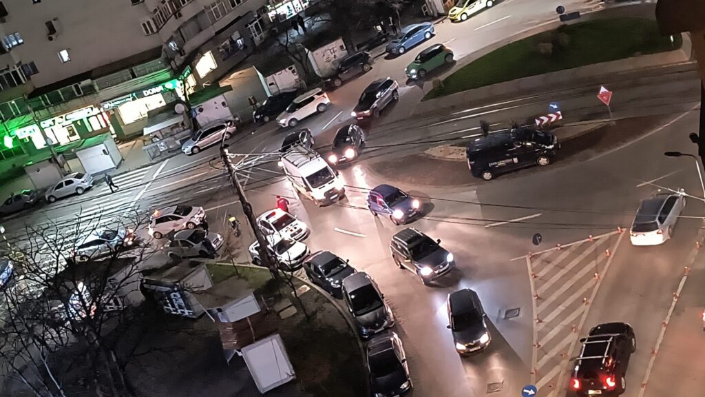  Un șofer care circula haotic în Zimbru a lovit mai multe mașini și a fost oprit de poliție