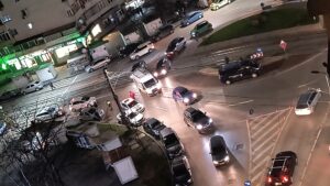 Un șofer care circula haotic în Zimbru a lovit mai multe mașini și a fost oprit de poliție