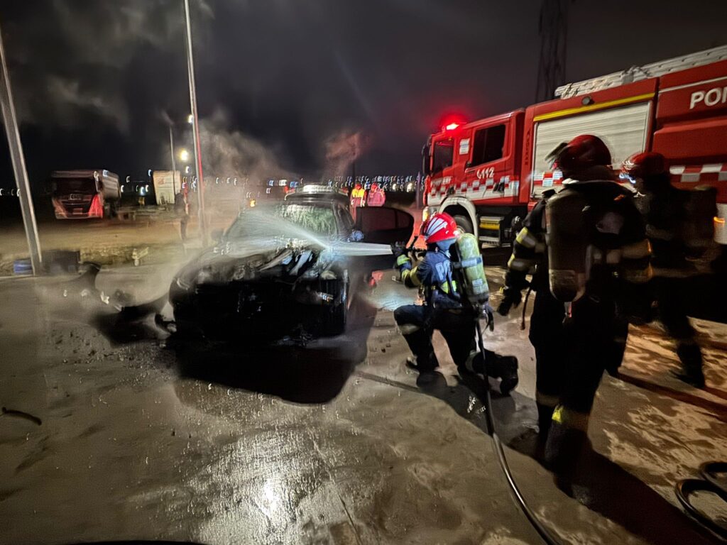  FOTO/VIDEO – Intervenție a pompierilor la un incendiu produs la un autoturism în Miroslava