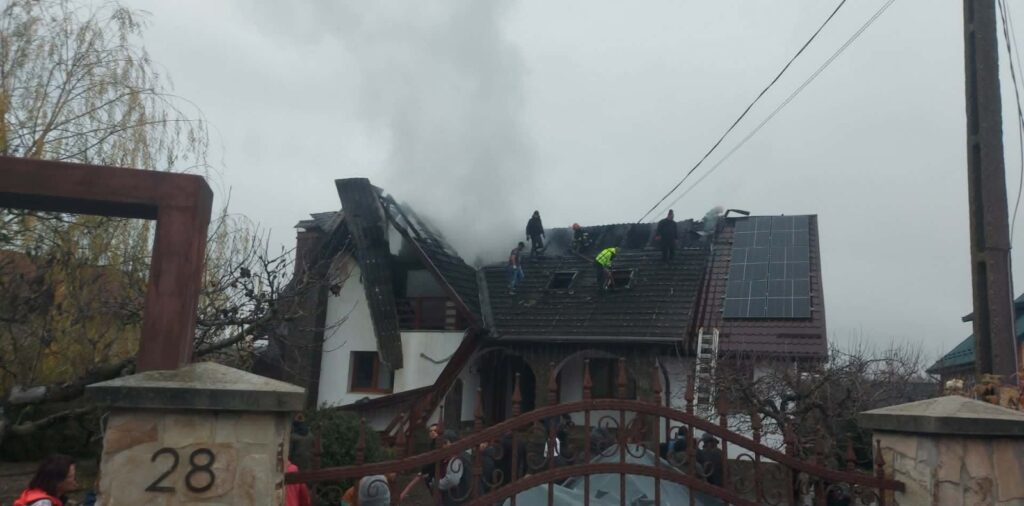  FOTO/VIDEO Incendiu puternic la o locuință din județ, intervenție de peste trei ore a pompierilor Ieșeni