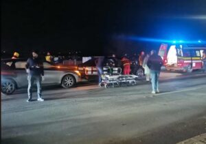 FOTO/VIDEO Accident în această seară în zona lac CUG. O tânără din mașina implicată, dusă pe targă la spital
