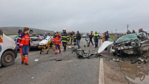 Accident cu două victime pe drumul european spre Albița: trei mașini implicate FOTO/VIDEO