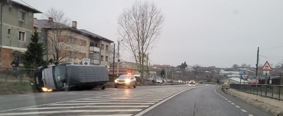  Două accidente în această dimineață la prima oră: microbuz răsturnat la Bălțați și tamponare în Copou FOTO