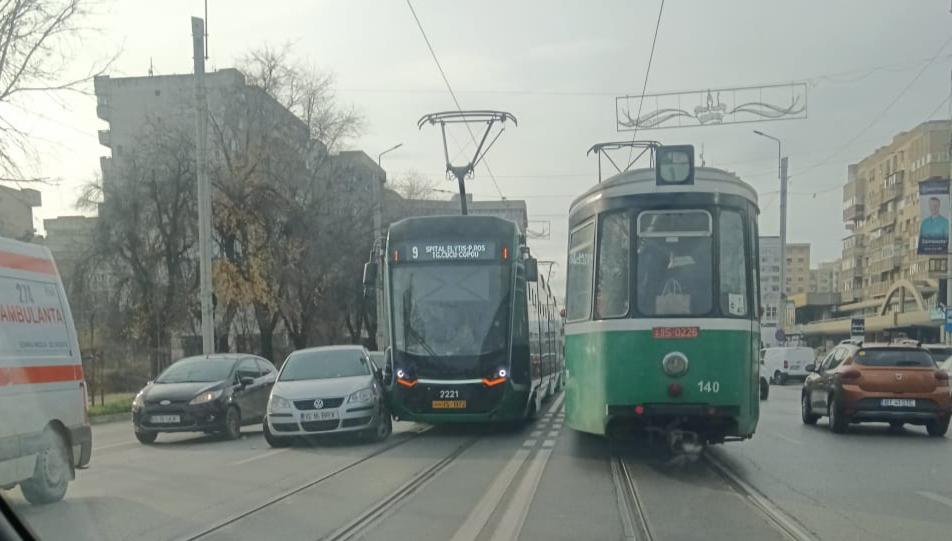  FOTO – Accident între un tramvai și un autoturism în centrul Iașului