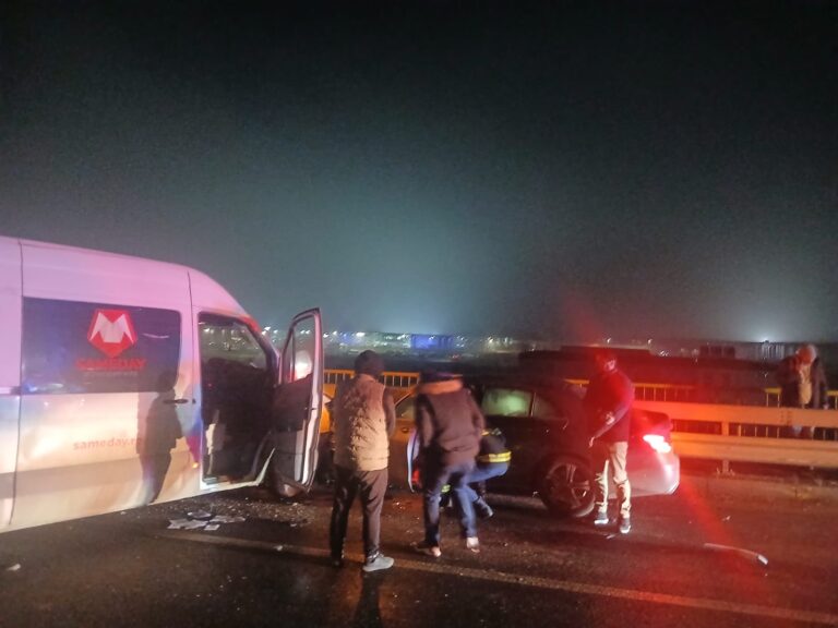 FOTO Accident rutier pe podul de la Metro spre Miroslava