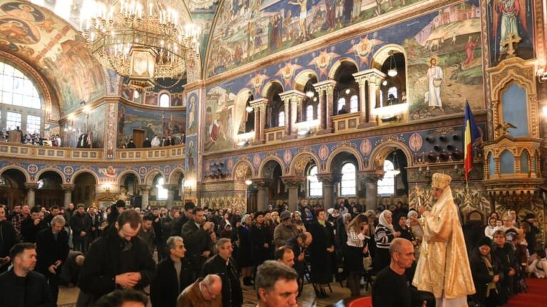 Revelionul, întâmpinat în biserică. Care este semnificația slujbei din noaptea dintre ani