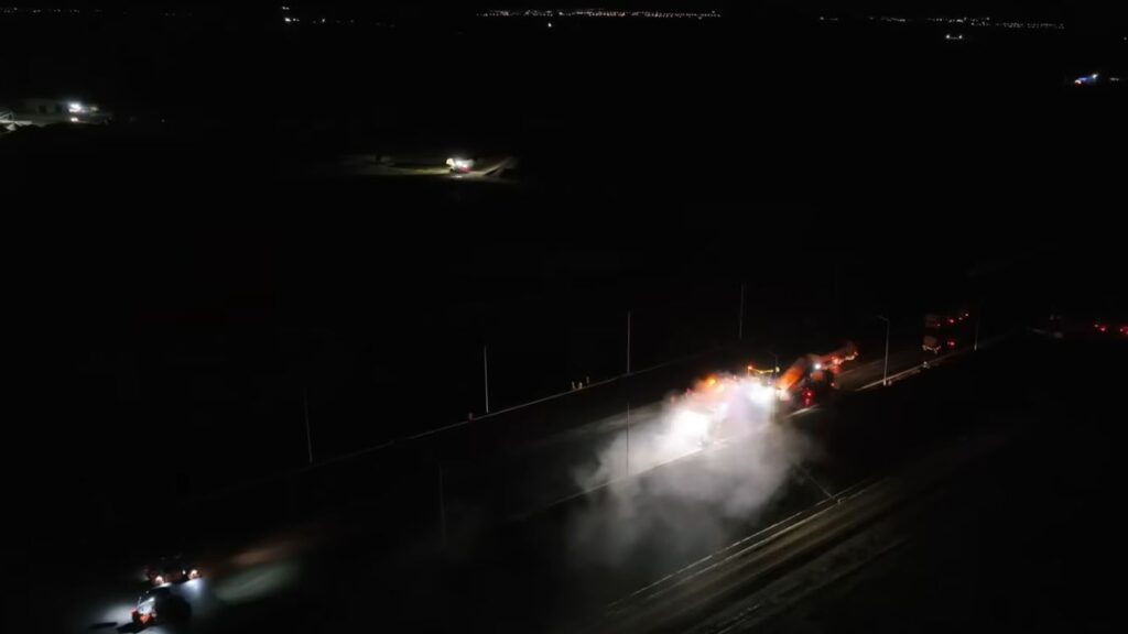  VIDEO | Lucrări în ritm alert pe Autostrada Moldovei, inclusiv noaptea. Șoferii ar putea circula anul acesta până la Adjud