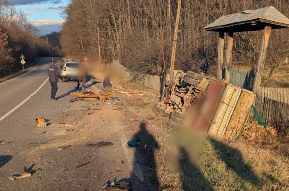  Bacău: Bărbat decedat la Scorțeni, în urma coliziunii a două autoutilitare