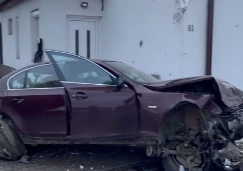 VIDEO - Un bombardier cu BMW, cât pe ce să intre cu mașina în dormitorul unei case