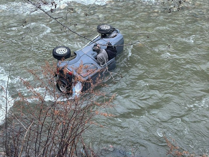  Două persoane, salvate după ce au căzut cu maşina în apele Jiului – FOTO