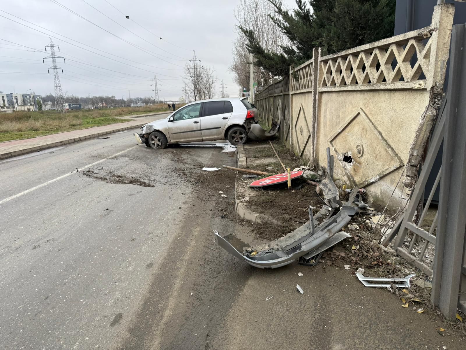 Accident pe bulevardul Chimiei: o maşină a lovit o conductă de gaz. O persoană a ajuns la spital