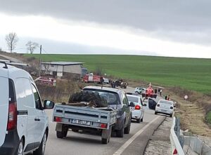 Elicopterul SMURD a aterizat direct pe șosea, printre mașini. Accident rutier lângă Podu Iloaiei: conducător de motoscuter găsit inconștient