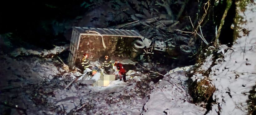 Sibiu – Doi bărbaţi au murit după ce autoutilitara cu care circulau pe un drum forestier s-a răsturnat într-o râpă – FOTO