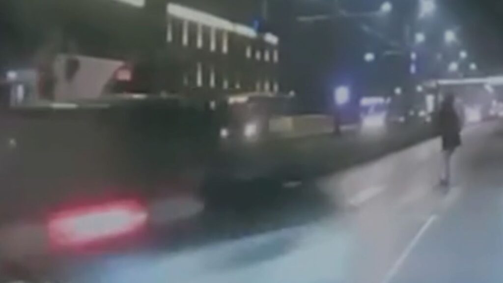  VIDEO | Șocant! Pieton din Iași, spulberat pe trecerea de pietoni de o mașină cu viteză excesivă