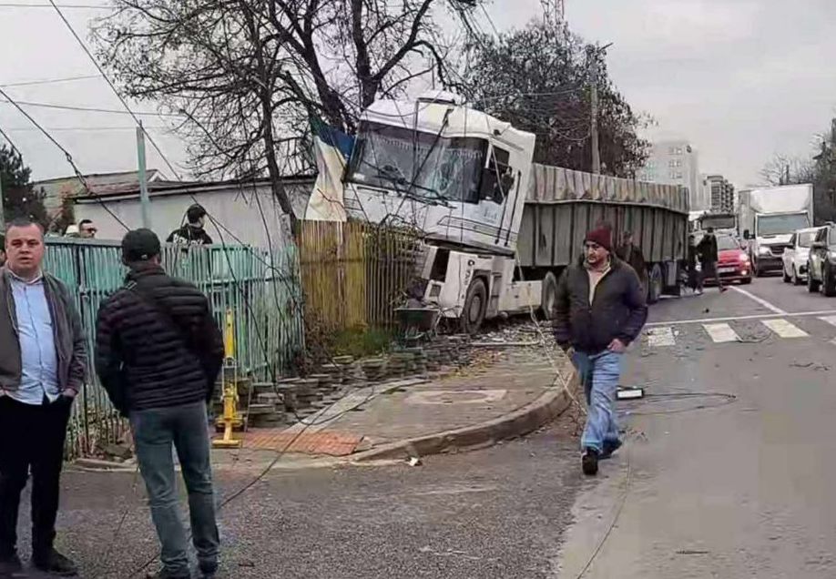  FOTO/VIDEO Accident la Siraj – Un TIR a intrat în plin într-un gard