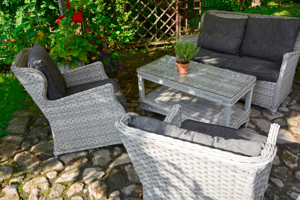  Mobilier de grădină durabil pentru ani de zile: la ce materiale merită să investești (P)