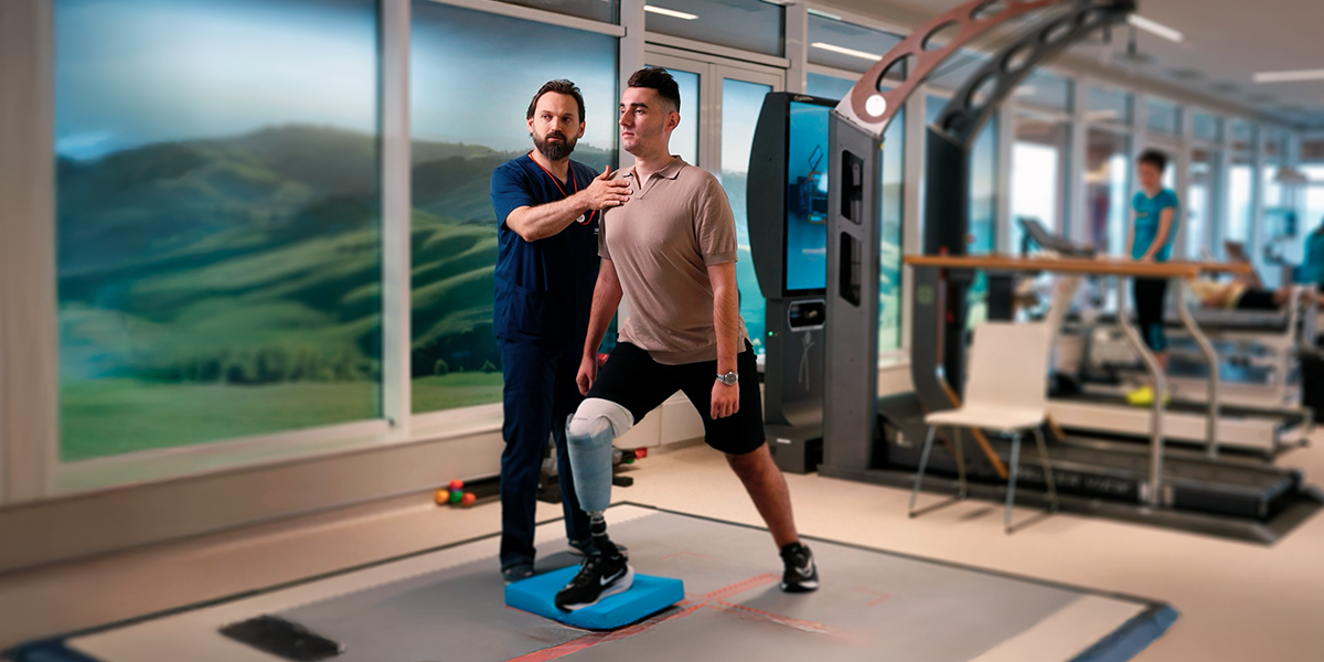 Soluții robotizate de recuperare în Spitalul de Recuperare Medicală Arcadia pentru Andrei, un tânăr de 21 de ani, după un accident auto