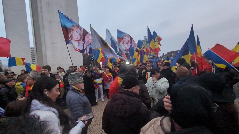 VIDEO | Imagini scandaloase la Alba Iulia: steaguri cu soții Georgescu, arborate de susținători în timpul ceremoniilor de 1 Decembrie