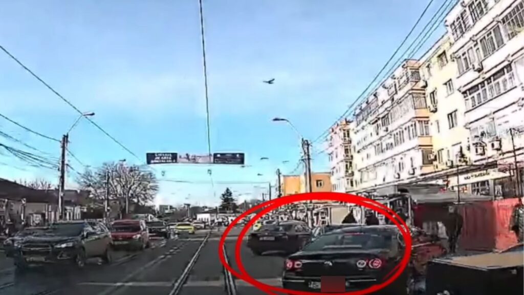  VIDEO | Un autoturism parcat greșit a blocat minute bune circulația tramvaielor în zona Ateneu