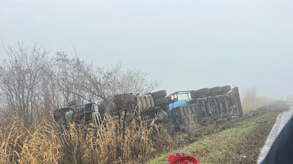  Cisterna încărcată cu GPL care s-a răsturnat sâmbătă pa marginea unui drum din Vaslui a fost repusă pe roţi. Încărcătura va fi transvazată