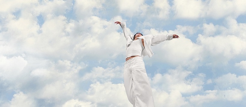  Culoarea anului 2026 este Cloud Dancer, „un alb vaporos, echilibrat, impregnat cu un sentiment de seninătate”