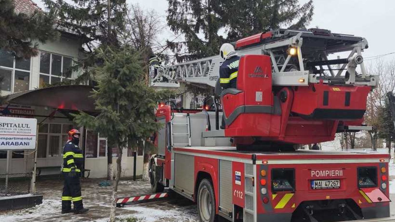 Vântul puternic face ravagii în zona Moldovei. Un copac a căzut pe acoperişul spitalului din Darabani