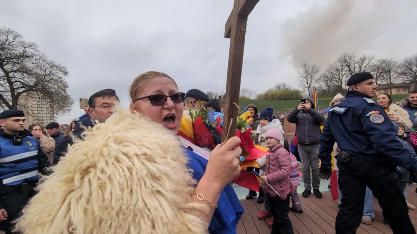  VIDEO |  Diana Şoşoacă a „făcut show” de 1 decembrie: cu crucea în mână în fruntea susţinătorilor ei, în marş prin Cetatea Alba Iulia