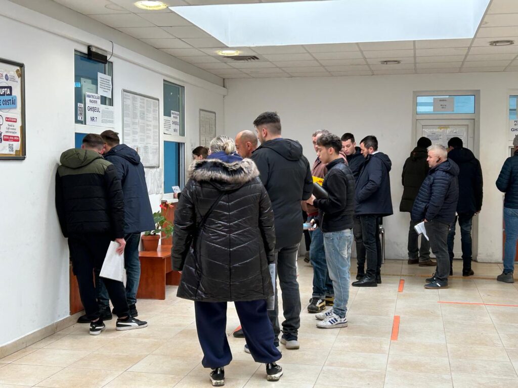  DIGITALIZARE FĂRĂ FINALIZARE | Înmatriculările „online” încă depind de poștă și de prezența fizică la ghișeu. De ce încă așteptăm două luni pentru programarea la permise/VIDEO