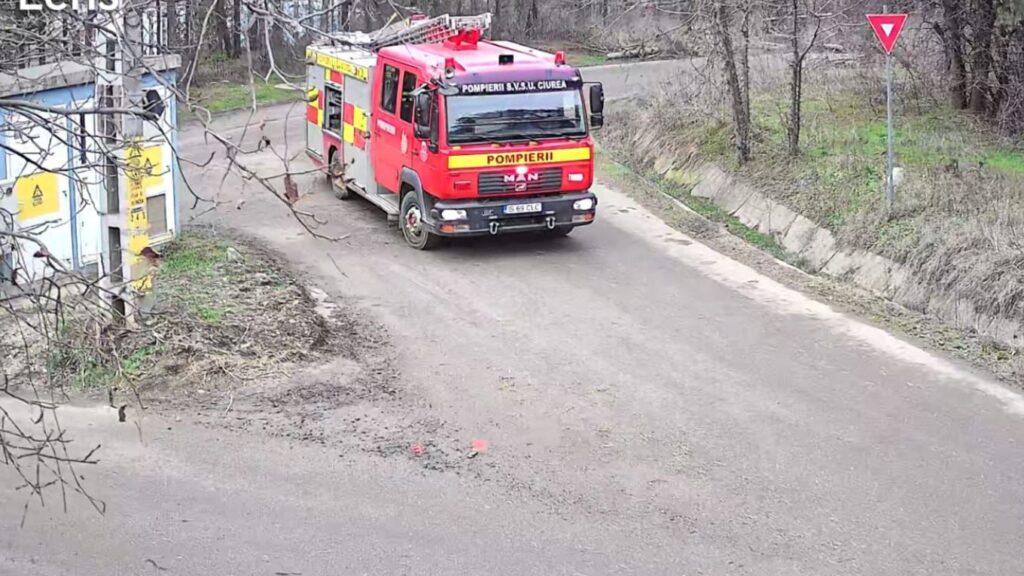  Codul de vânt continuă să creeze probleme în Iași: drum blocat la Hlincea și copac prăbușit peste o mașină