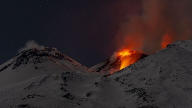 VIDEO | Imagini spectaculoase cu erupția vulcanului Etna în miez de noapte