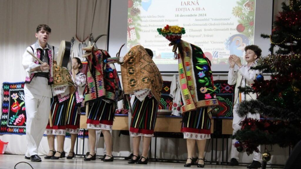  Festival de Datini și Obiceiuri de Iarnă, la Voinești. Tradițiile strămoșești, promovate de elevi din 18 școli ieșene