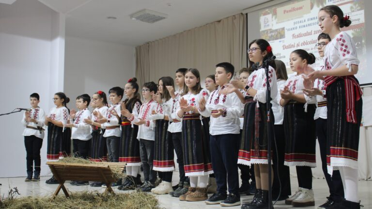 REPORTAJ Colinde, Capra și Ursul la Voinești. Elevii de la 18 școli din județ au reînviat magia Sărbătorilor de Iarnă